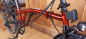 
            
                Load image into Gallery viewer, Brompton C-Line M6R, Flame Lacquer/Black, 6 speed, M handlebar
            
        