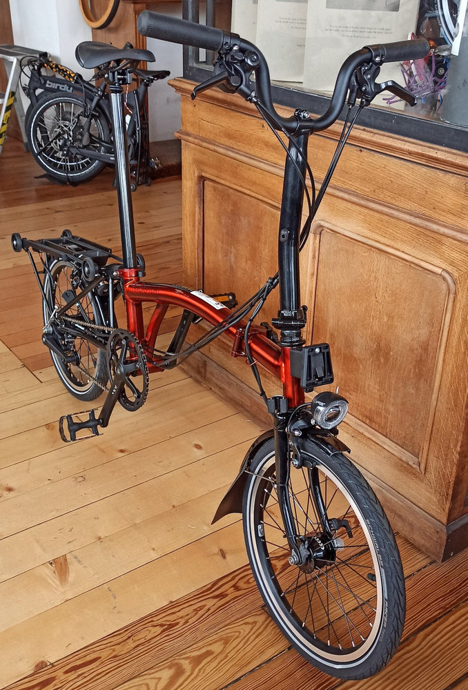 
            
                Load image into Gallery viewer, Brompton C-Line M6R, Flame Lacquer/Black, 6 speed, M handlebar
            
        